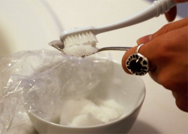 الخلطة البرازيلية التي تبيض الأسنان بالملح والخميرة الكيميائية