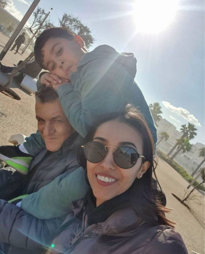 صور زينب صابر مقدمة البرامج رفقة زوجها التونسي و ابنها