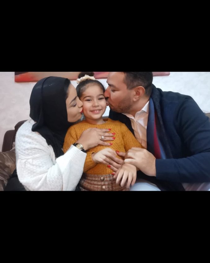 صور محمد علي بوكمة مقدم البرامج رفقة زوجته و ابنته
