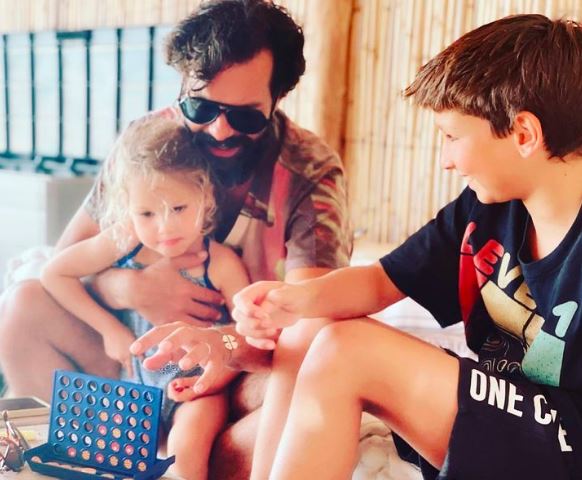 عفويته وبساطته يحبها المغاربة صور الأمير مولاي اسماعيل مع أبنائه وزوجته الألمانية
