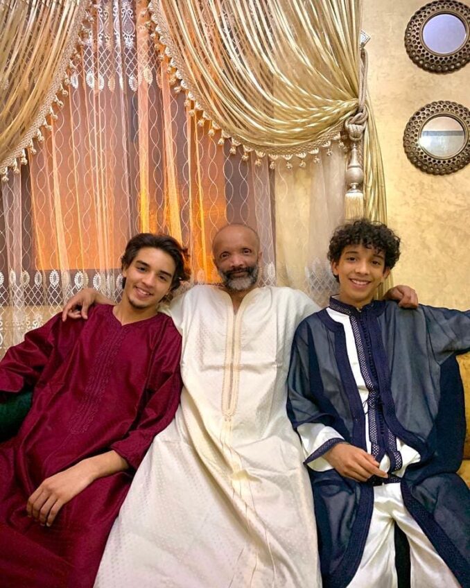 صور جواد السايح الممثل المغربي رفقة زوجته و أبنائه
