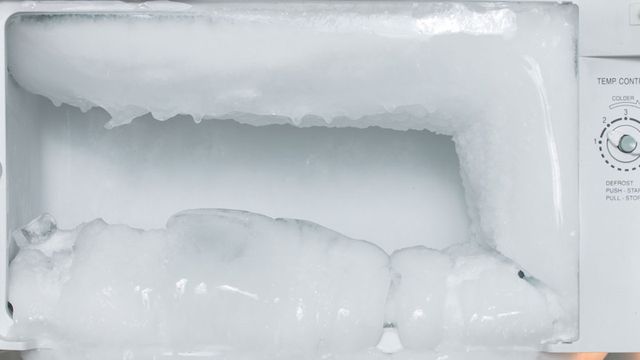 استعمال الزيت للتخلص من تراكم الثلج في المجمد