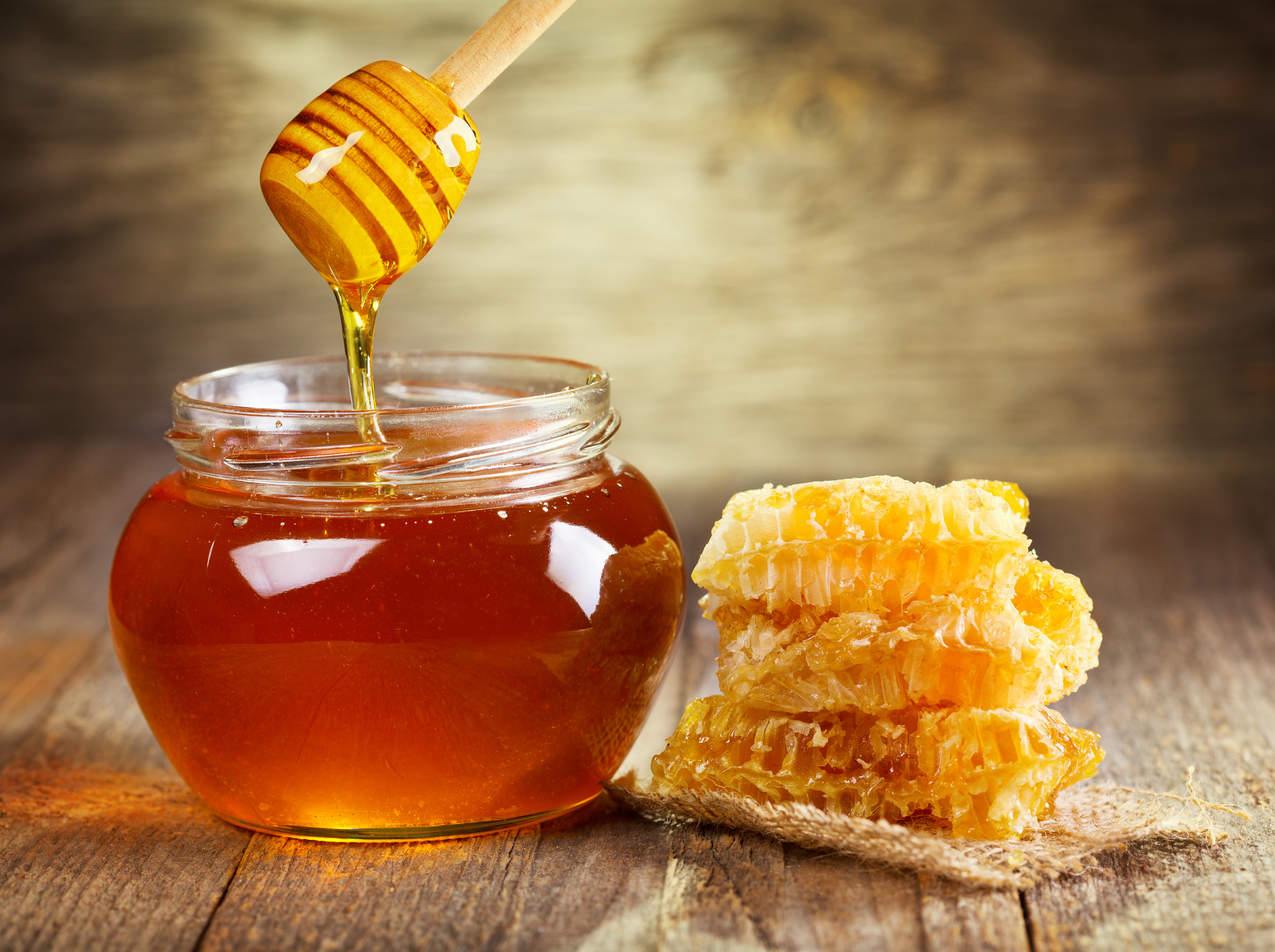 الدكتور عابد العلوي يقدم وصفة العسل للتخلص من فطريات الأظافر