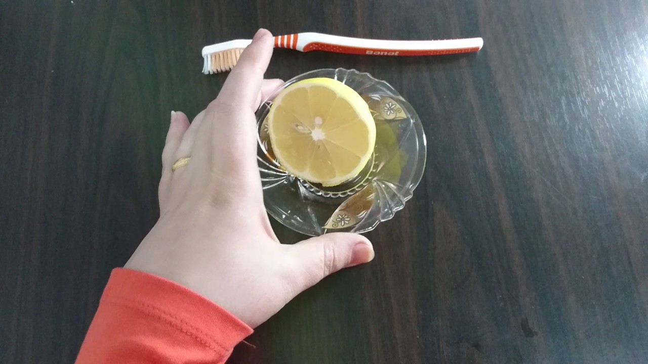 خليط المشروب الغازي وعصير الليمون لتبييض الأسنان