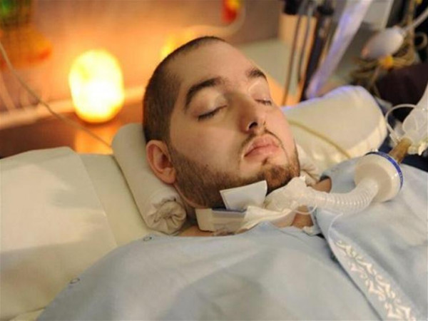 بالفيديو.. الأمير النائم يحرك رأسه بعد غيبوبة دامت 14 سنة
