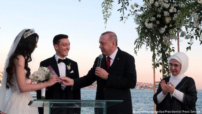 بالصور.. زفاف اللاعب أوزيل وملكة الجمال بحضور الرئيس أردوغان