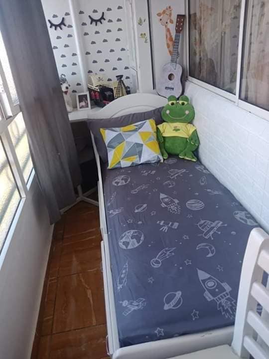 سيدة مغربية تحول شرفة منزلها الى غرفة اضافية لطفلها