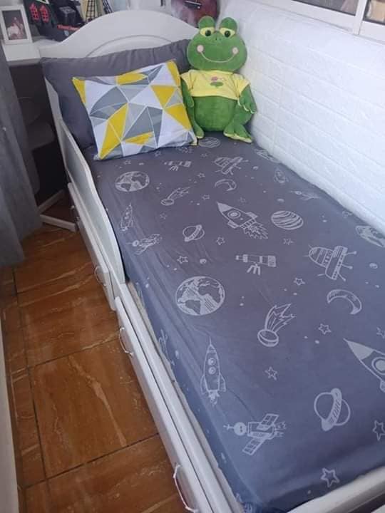 سيدة مغربية تحول شرفة منزلها الى غرفة اضافية لطفلها