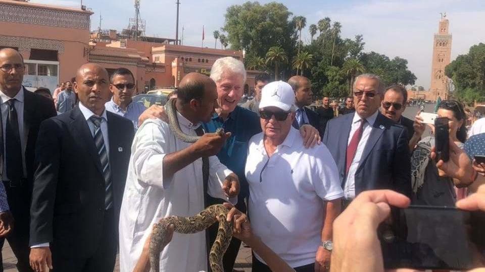 بالصور.. الرئيس السابق بيل كلينتون يتجول في شوارع مراكش