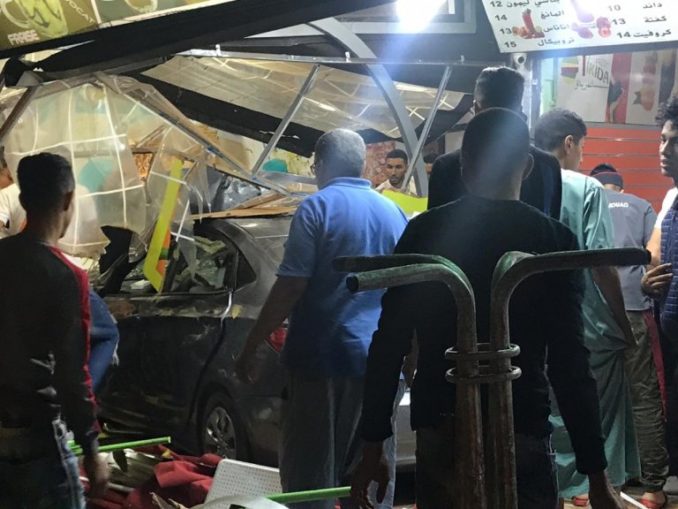 لحظة دخول سيارة اسباني مخمور في مطعم بمراكش مخلفة خسائر بشرية و مادية فادحة
