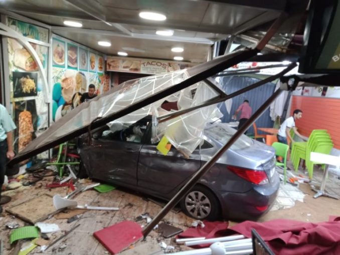 لحظة دخول سيارة اسباني مخمور في مطعم بمراكش مخلفة خسائر بشرية و مادية فادحة