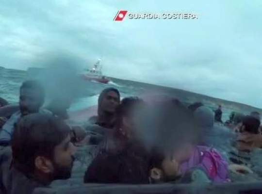 مشهد مؤلم لحظة انقاد طفلتين غرقت أمهما المغربية سواحل إيطاليا