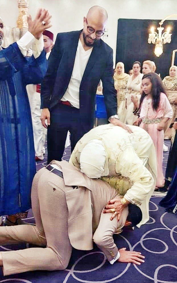 بالصورة.. لحظة مؤثرة في حفل زفاف اللاعب مراد حديود بعدما قبل قدم والدته