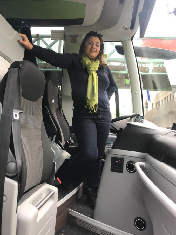إلهام المغربية أول امرأة عربية تتحدى الرجال وتقود حافلة دولية ببلجيكا (صور)