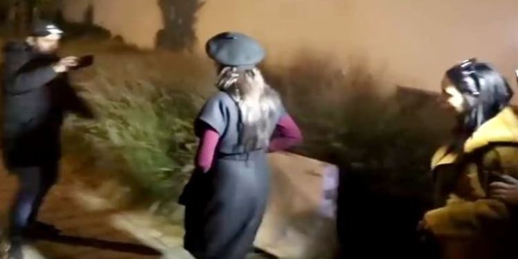 فيديو يلهب الانستغرام:دنيا بطمة وشقيقتها يغادران مقر الشرطة