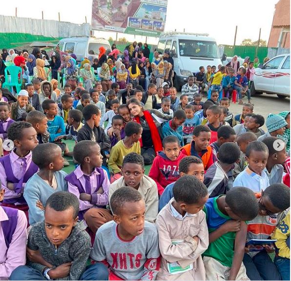 بالصور.. حلا الترك ربيبة دنيا بطمة توزع المساعدات في اثيوبيا