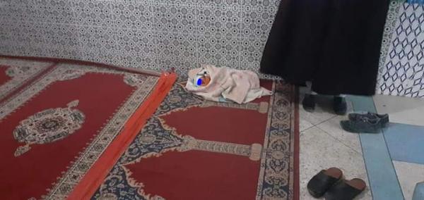 صورة رضيع حديث الولادة عثر عليه أمام باب مسجد ببني ملال تثير استياء رواد مواقع التواصل