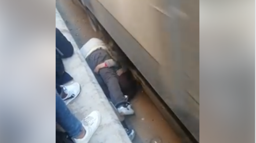 في فيديو مؤثر.. أب يلقي بنفسه تحت القطار لينقذ ابنته من موت محقق
