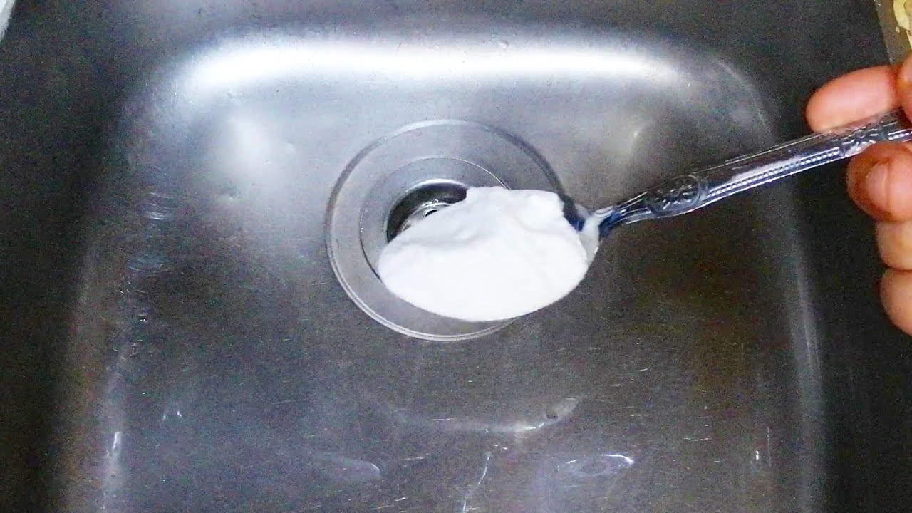 ملعقة من بيكاربونات الصوديوم في المغسل لإزالة الشوائب التي تؤدي إلى الانسداد