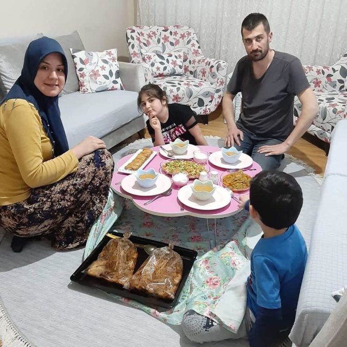 سيدة تركية تثير اعجاب النشطاء بتنظيمها الراقي لمنزلها