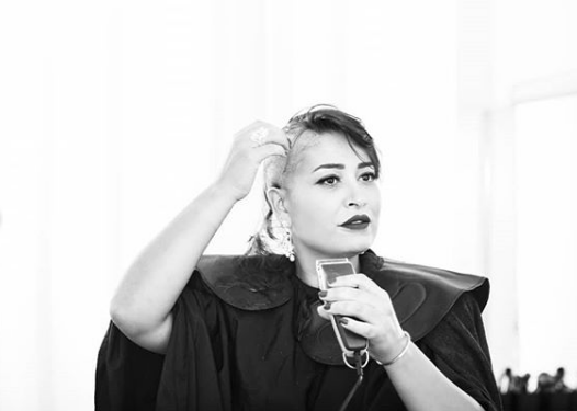 زوجة حاتم عمور تنشر صورها وهي تحلق شعرها في اليوم العالمي للسرطان