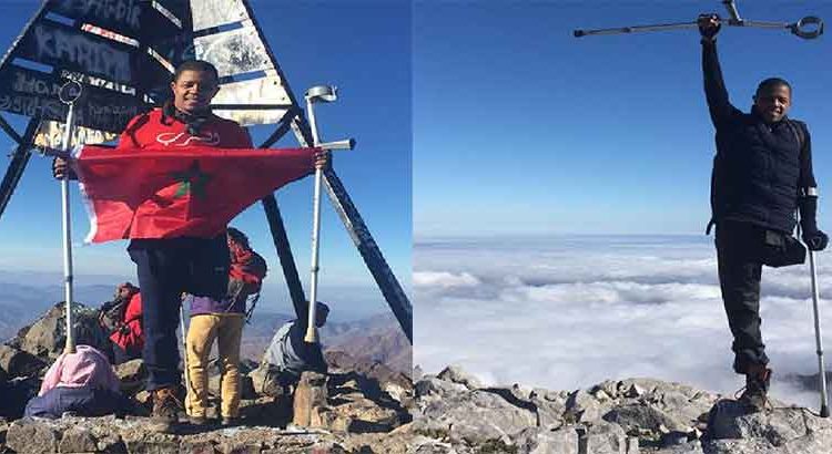 شاب مغربي يتحدى الإعاقة ويتسلق أعلى قمة جبل في إيفريقيا برجل واحدة