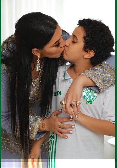 بعد فوز الرجاء الفنانة أسماء المنور تنشر صورة رفقة ابنها وهما يهنئان اللاعبين بالفوز