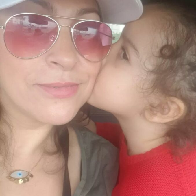 صور سهام اسيف الممثلة المغربية رفقة ابنتها الوحيدة