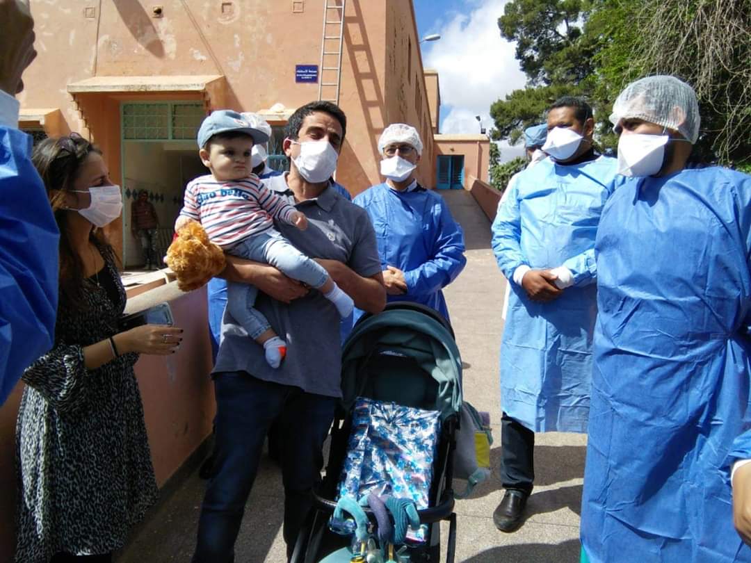 تعافي أسرة فرنسية كاملة من فيروس كورونا بمراكش و مغادرتها المستشفى