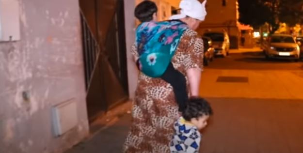 في رمضان وفي عز أزمة كورونا سيدة تجد نفسها وأطفالها في الشارع بعدما تعذر عليها دفع الكراء