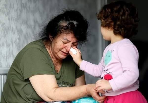 في لقطة مؤثرة.. صغيرة تمسح دموع جدتها ولاتدري أن السبب هو وفاة أمها بفيروس كورونا