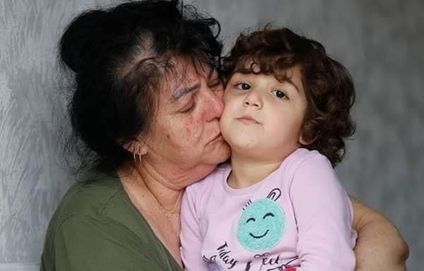 في لقطة مؤثرة.. صغيرة تمسح دموع جدتها ولاتدري أن السبب هو وفاة أمها بفيروس كورونا