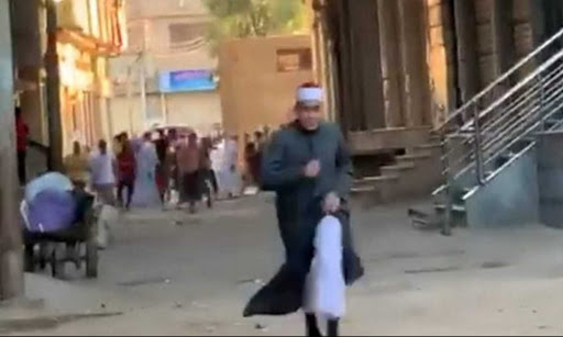 فرار إمام مسجد بعد ملاحقة الشرطة مواطنين كان ينوي إمامتهم لأداء صلاة العيد في مصر