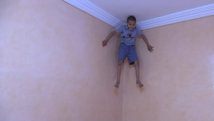 الطفل العنكبوت..طفل مغربي يتسلق جدران المنزل بمهارة عالية