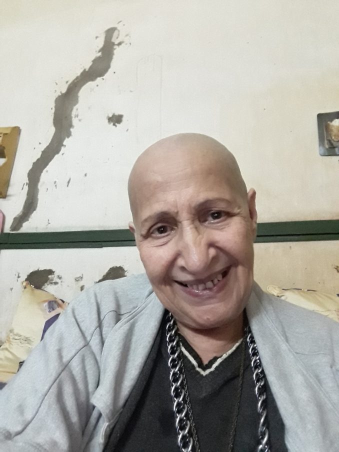 الفنانة عائشة ماهماه تحلق شعرها كليا تضامنا مع مرضى السرطان وتشارك الصور مع المتتبعين