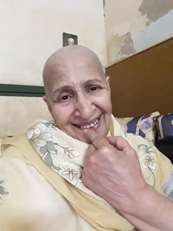 الفنانة عائشة ماهماه تحلق شعرها كليا تضامنا مع مرضى السرطان وتشارك الصور مع المتتبعين 