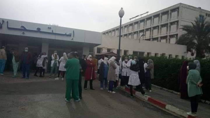مدير مستشفى يلقي بنفسه من الطابق الأول هربا من عائلة مصاب توفي بكورونا في الجزائر