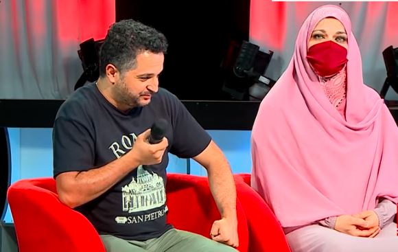سيدة تقبل قدم زوجها في برنامج على الهواء مباشرة تثير موجه غضب على مواقع التواصل بالجزائر