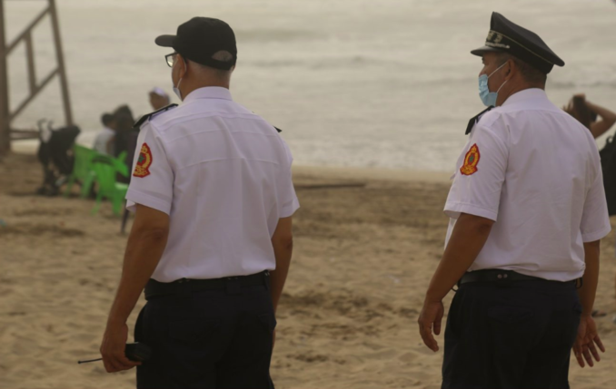 السلطات العمومية تفرغ شواطئ الدار البيضاء