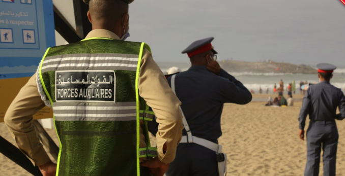 السلطات العمومية تفرغ شواطئ الدار البيضاء