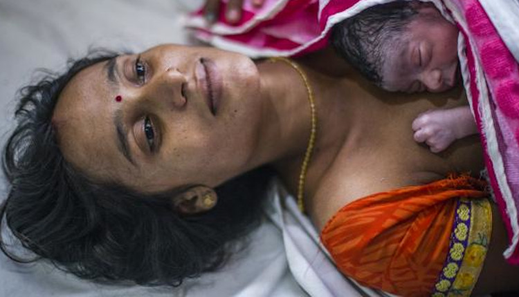 رجل هندي يقوم بتمزيق بطن زوجته الحامل بأداة حادة ليتأكد من جنس الجنين