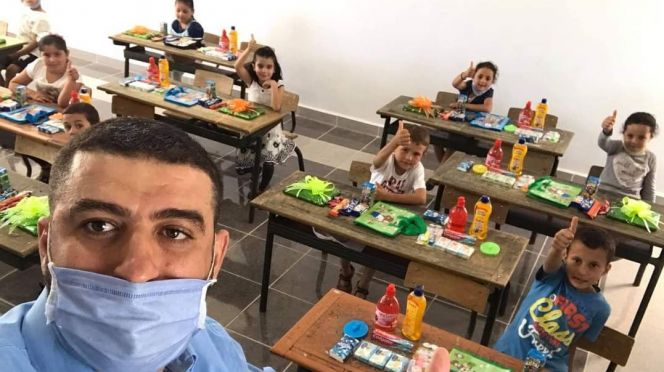 المعلم الملقب بأستاذ الفقراء بمدينة الحسيمة استقبل تلاميذه بالهدايا ووسائل التعقيم