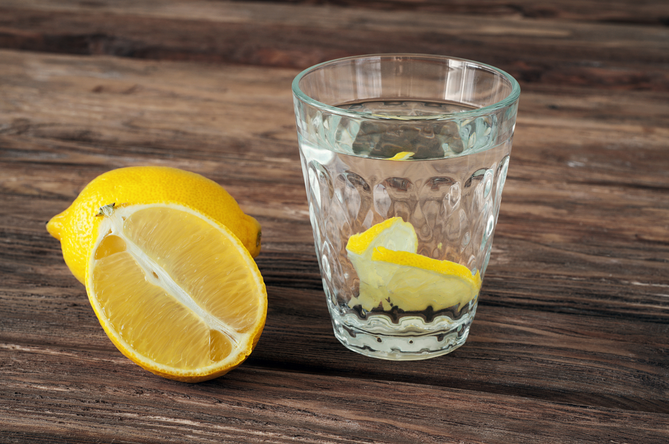 فوائد شرب الليمون مع الماء كالتخفيف من الصداع والتعب مع الدكتور بيرج
