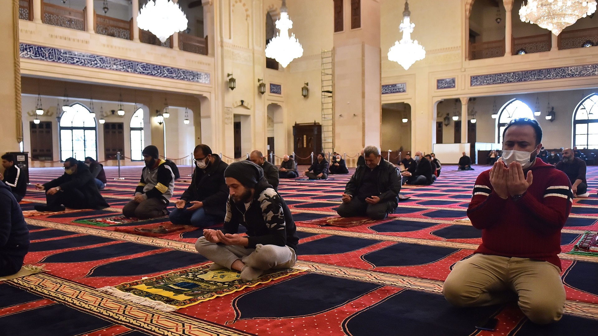 الرفع من عدد المساجد المفتوحة إلى 10 آلاف مسجد وإقامة صلاة الجمعة و الصلوات الخمس فيها ابتداء من يوم الجمعة المقبل