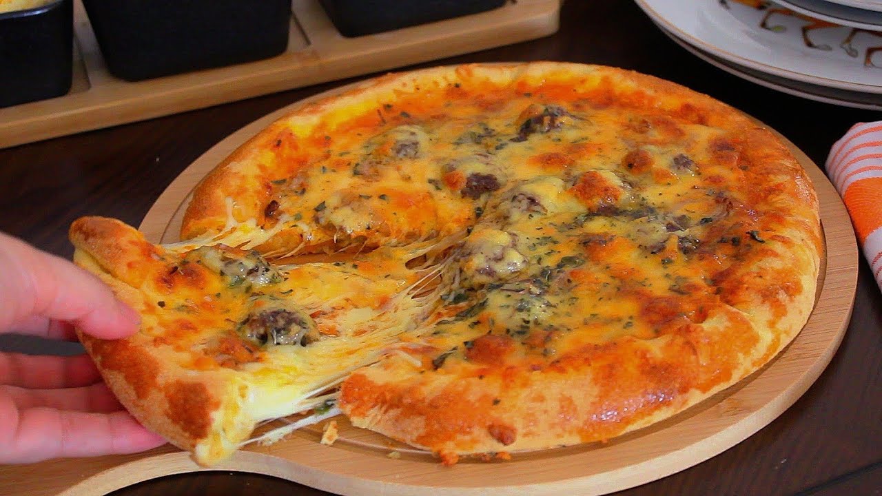 حليمة الفيلالي تقدم بيتزا سهلة ولذيذة بعجينة السميد وصلصة الفلفل والثوم