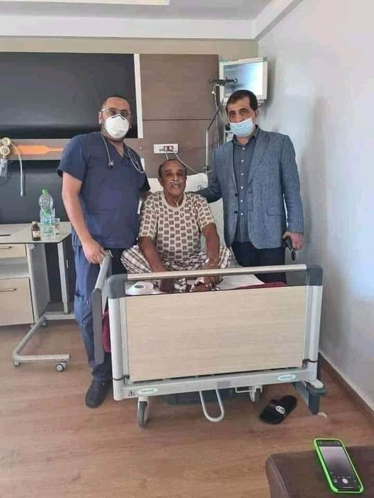 الفنان سعيد الناصري يتلقى انتقادا واسعا بعد إعلان إصابته بكورونا وظهوره في صوروة من داخل غرفة المستشفى رفقة شخصين