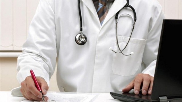 اعتقال طبيب مغربي في اسبانيا منح أكثر من عشرة آلاف شهادة طبية تثبت عدم الإصابة بفيروس كورونا للمسافرين