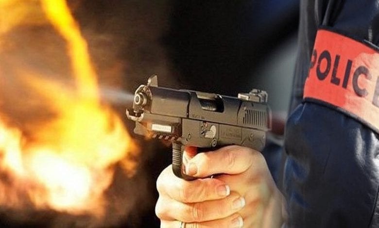 موظف شرطة يطلق الرصاص على شاب عشريني هدد المواطنين بالسلاح الابيض