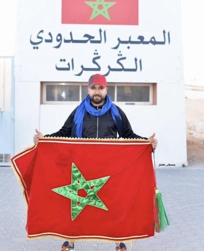 الفنان المغربي يزور المعبر الحدودي الگرگرات وهو يحمل العلم الوطني 