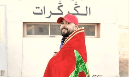 الفنان المغربي يزور المعبر الحدودي الگرگرات وهو يحمل العلم الوطني